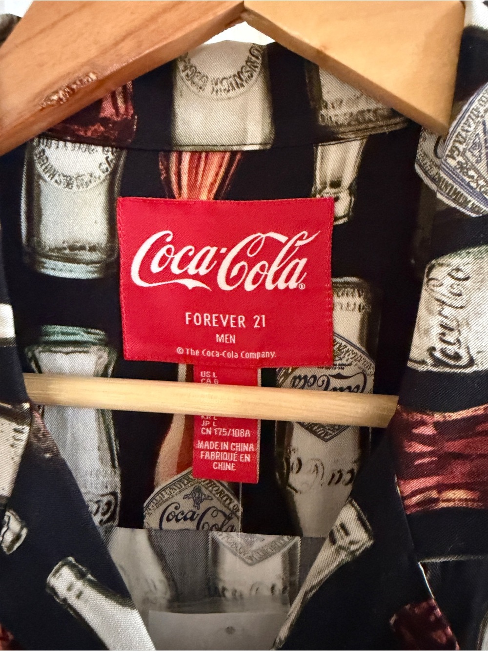NWT Forever 21 Mens Coca-Cola Bottle Camp Shirt L New - Picture 3 of 4